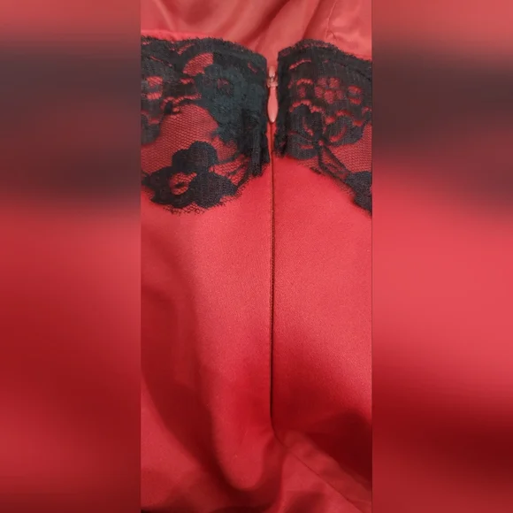 Beautiful Strapless red dress with black belt - Picture 10 of 11